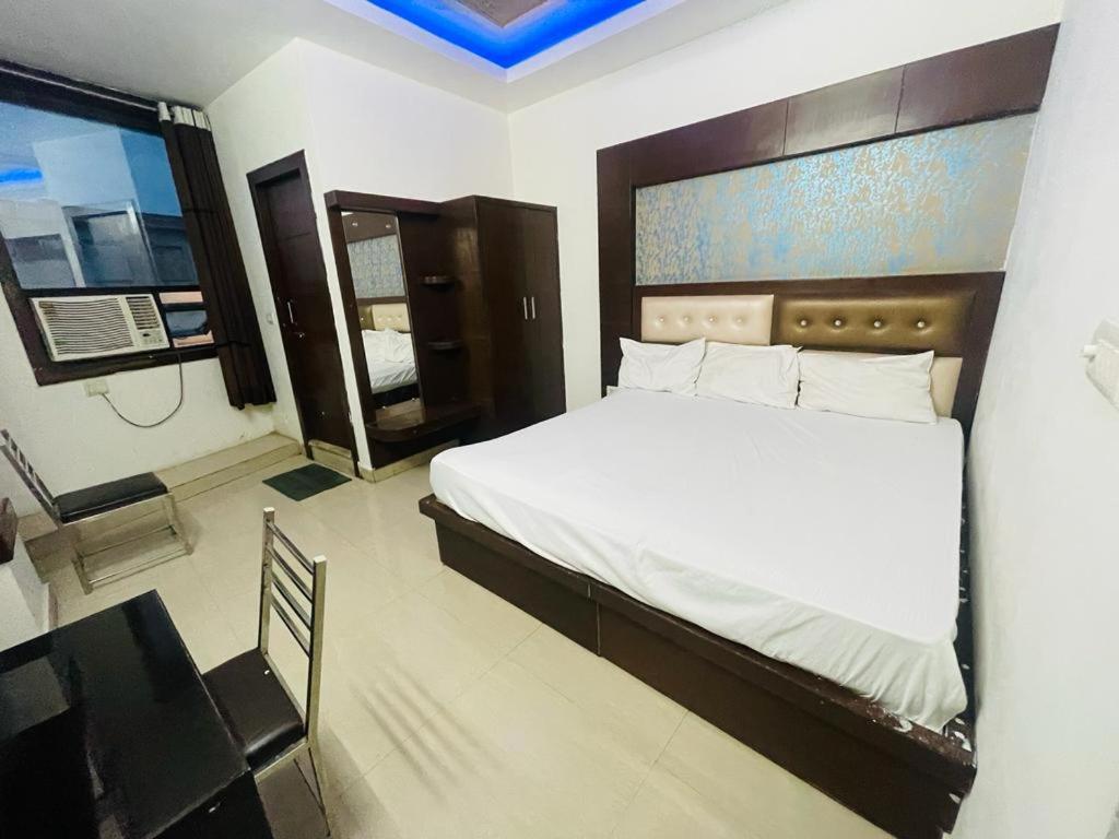 Premium Boston Rooms Family Hotel Agra  Eksteriør bilde